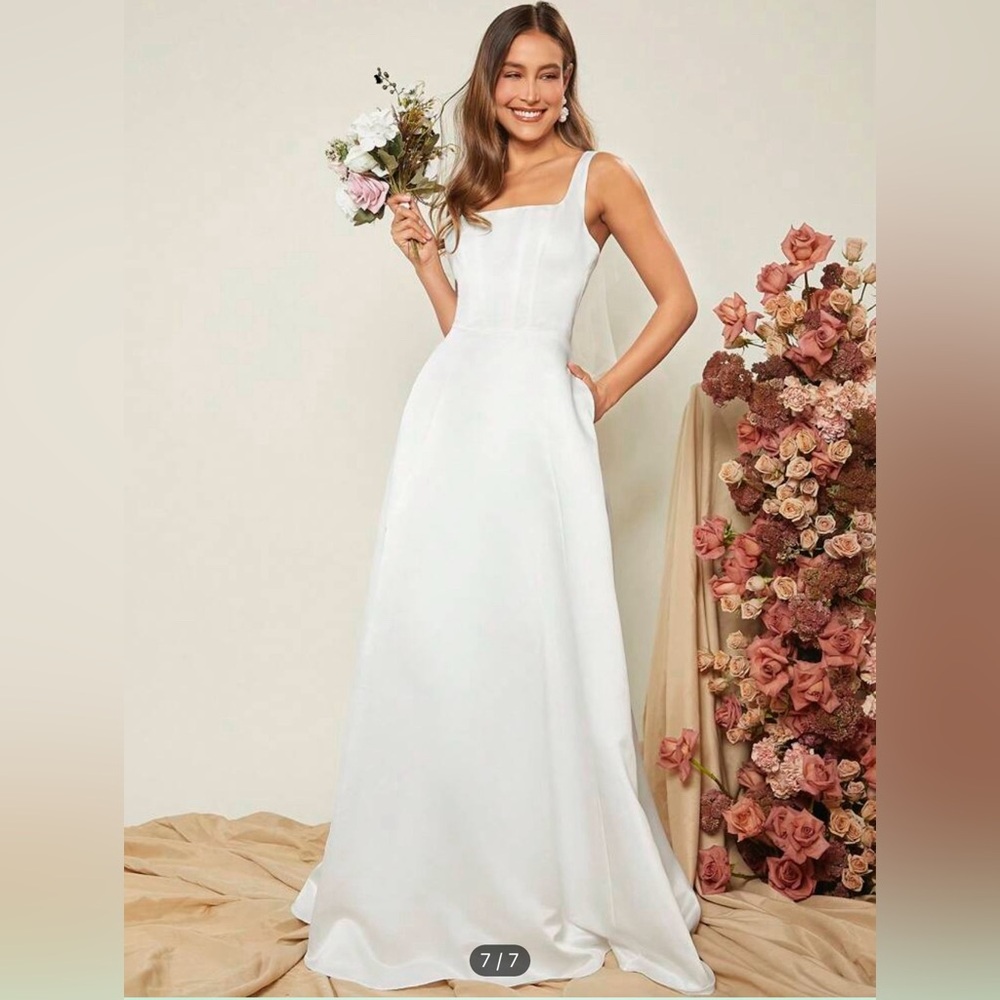 Elegant White Sleeveless Dress